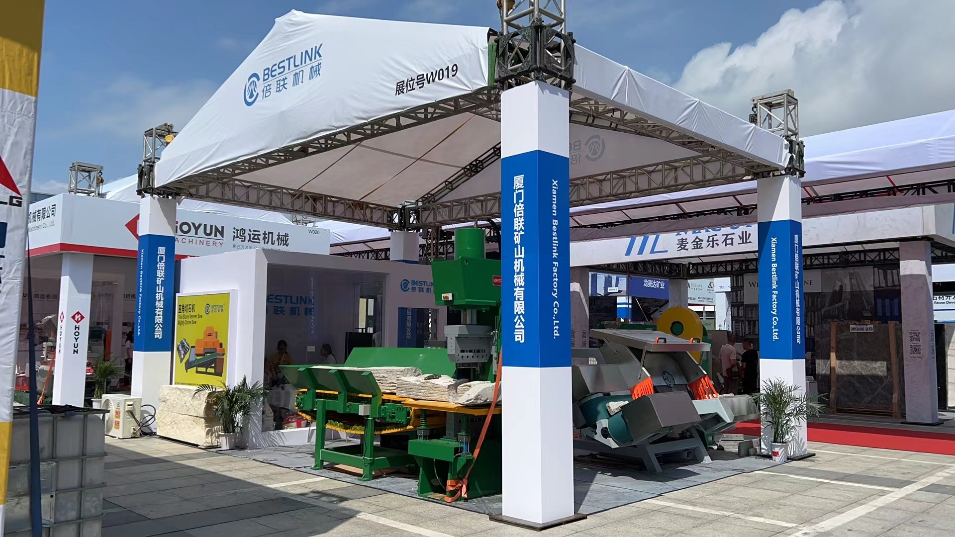 Виновые пилы с тонкой каменной шпоной (могущественная каменная пила) делают резкие тонкие каменные шпоновые квартиры и углами на 90 градусов быстрыми, простыми, низкими обслуживанием и прибыльными. Уникальная V-структурированная поверхность резки легко разрезает разделенную линию или натуральный готовый песчаник, кирпич, известняк и другие твердые камни до 16 